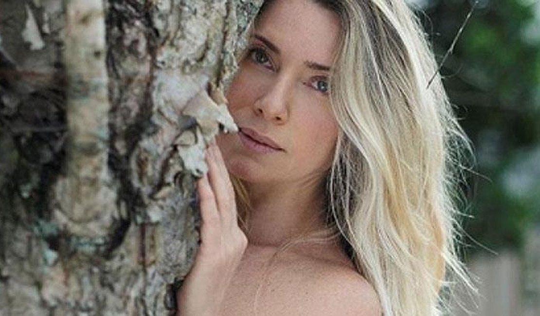 Sensualizando, Letícia Spiller posa nua atrás de uma árvore