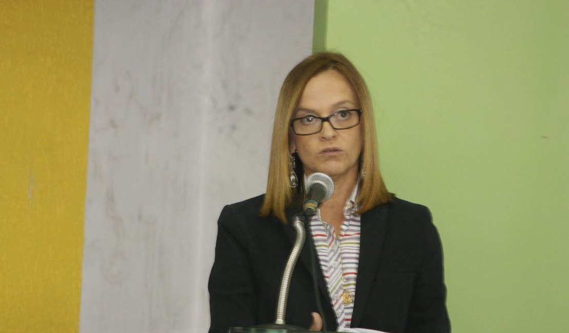 Vereadora cobra agilidade no pagamento do salário dos servidores de Arapiraca