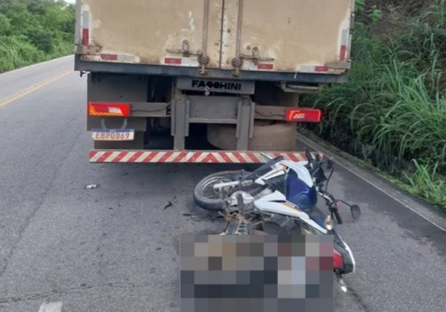 Motociclista colide contra traseira de caminhão e fica ferida na Serra das Espias