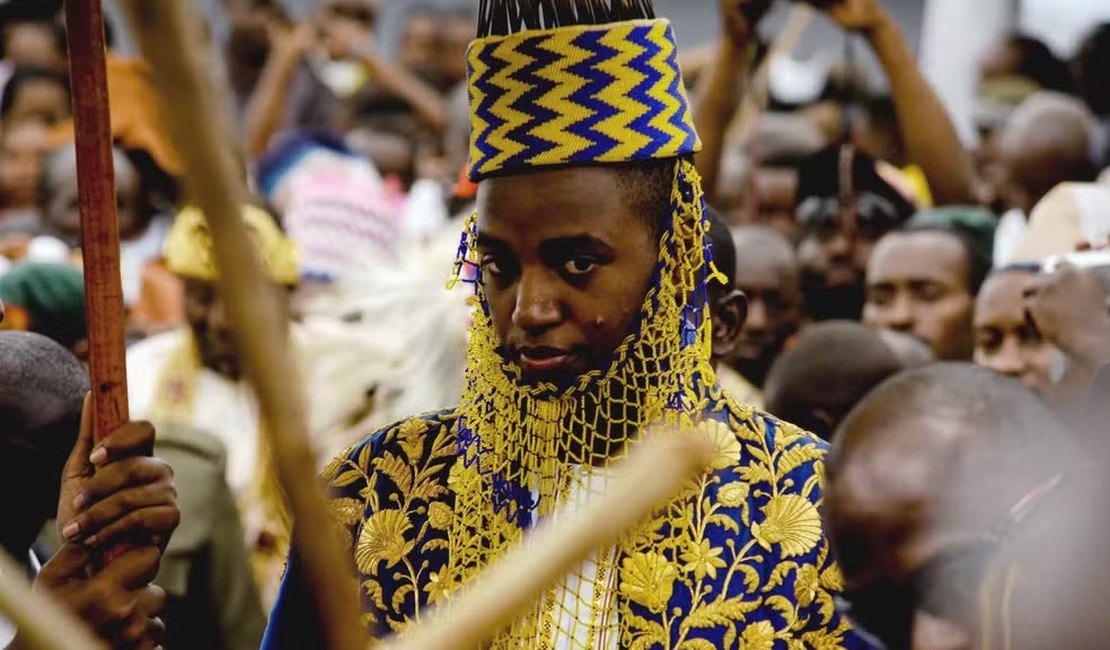Rei de Uganda, que foi monarca mais jovem do mundo, morre aos 34 anos