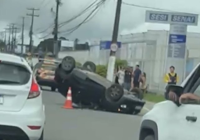Motorista fica ferida após capotamento de carro no Benedito Bentes, em Maceió