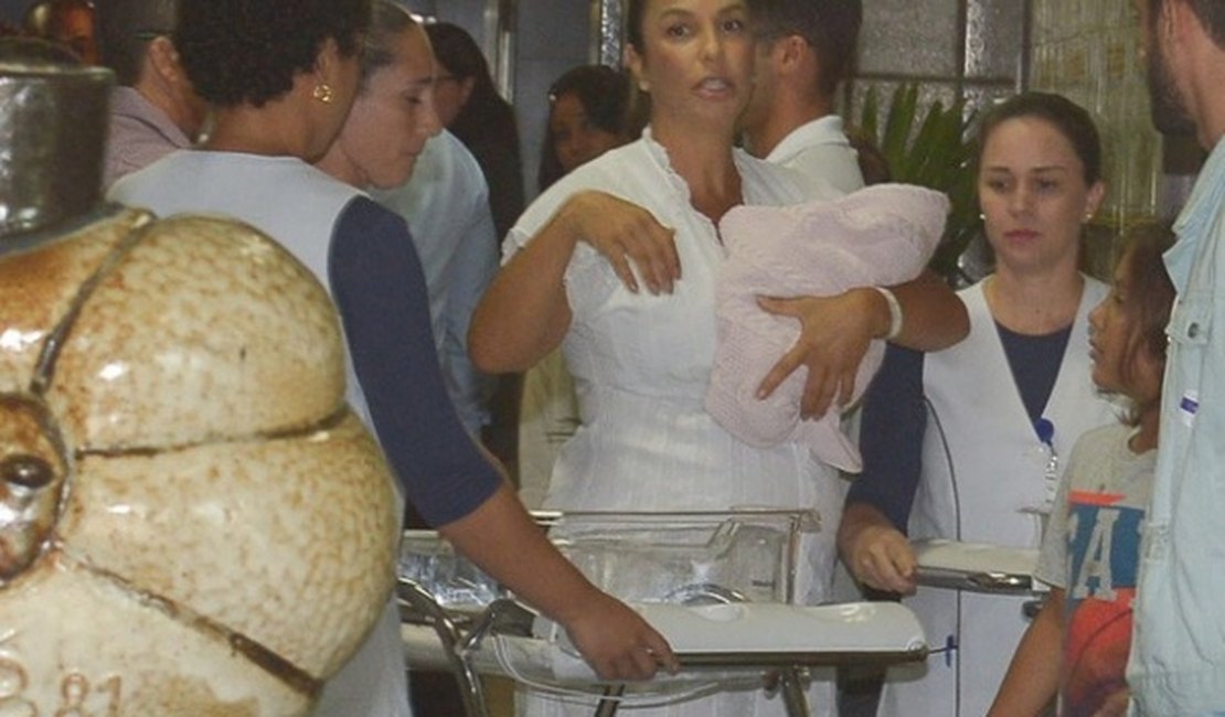 Ivete Sangalo deixa maternidade com Daniel Cady e Gêmeas