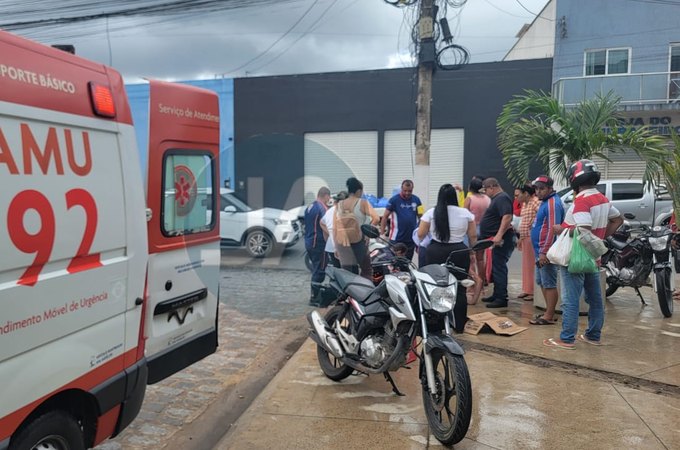 Motorista que entrava na Av. Muniz Falcão atinge entregador em Arapiraca; trabalhador sofreu ferimentos