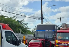 Motorista fica preso às ferragens após carro bater de frente com ônibus, em Maceió