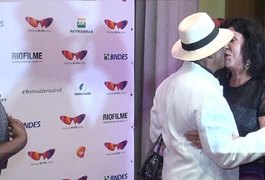 Deputada federal fecha a cara após marido dar selinho em atriz