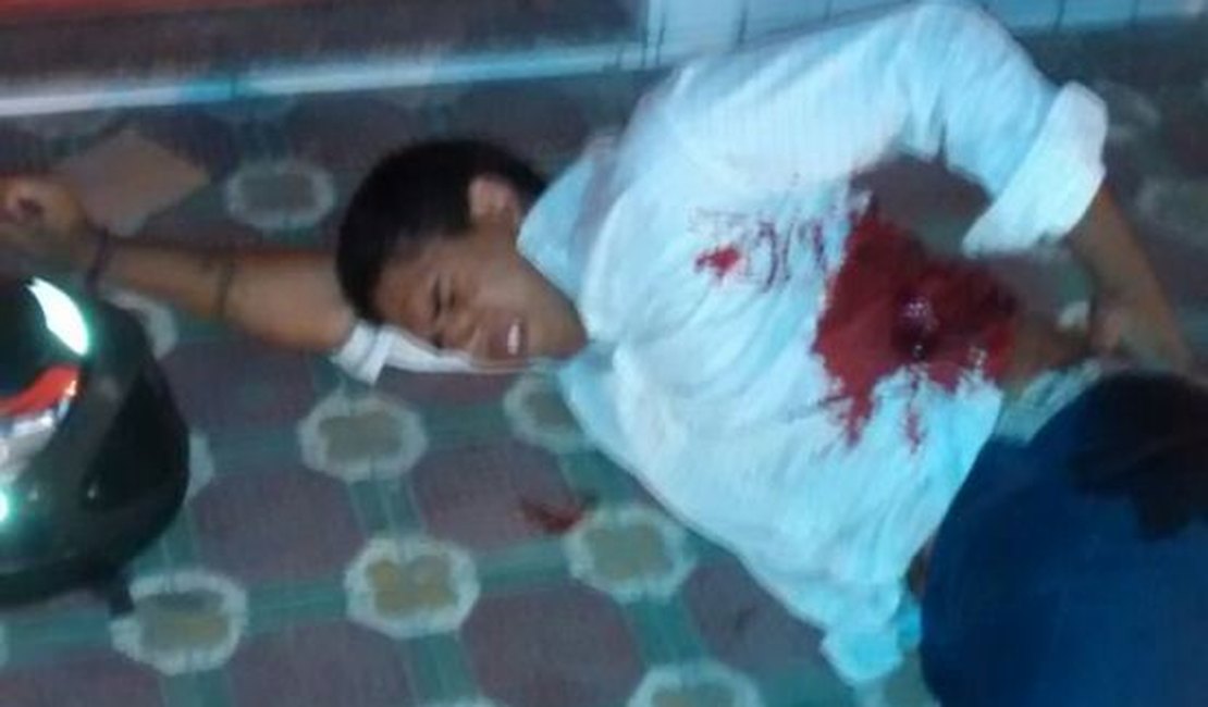 Jovem assalta farmácia, troca tiros com a polícia e é baleado, em Arapiraca