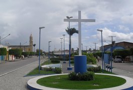 Casal bebe, discute por causa de ciúmes e homem fere mão da esposa com facão em Junqueiro