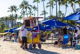 Atenção: golpistas se passam por fiscais e fazem cobranças a ambulantes na orla de Maceió