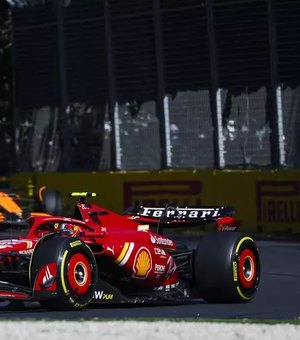 Sainz vence GP da Austrália após disputa com saída de Verstappen, Hamilton e Russell
