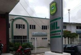 Jovem morre ao cair de motocicleta e bater a cabeça em trilho de trem em Arapiraca