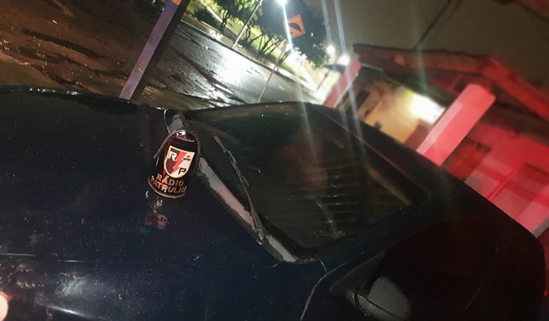 Homem com carro roubado pede ajuda à PM para chamar “Uber” e acaba preso, em Arapiraca