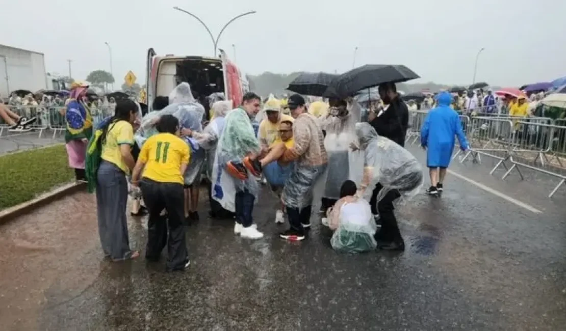 Raio cai durante caminhada de Nikolas Ferreira no DF e ao menos 24 pessoas ficam feridas