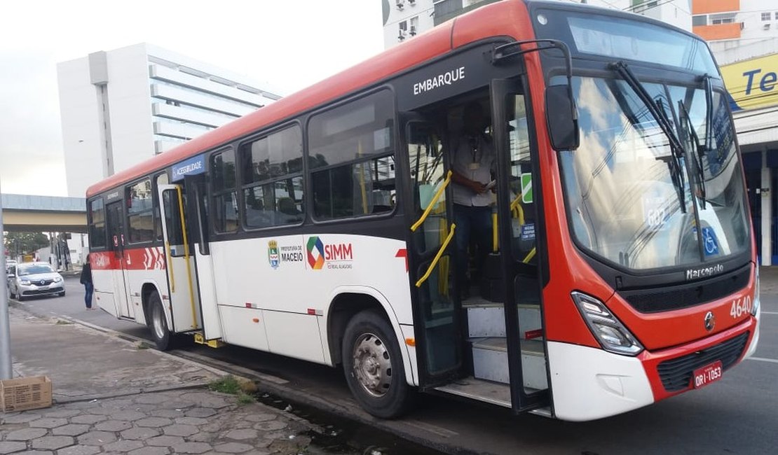 Homem armado invade ônibus e assalta passageiros em Maceió