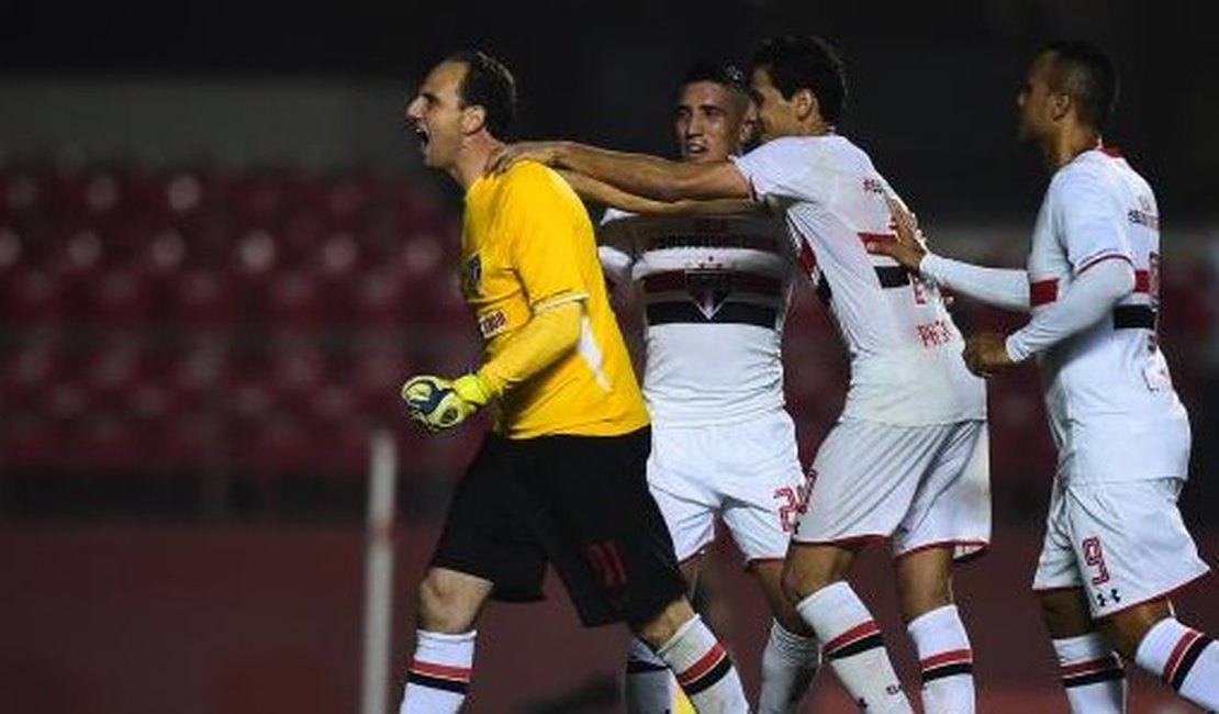 São Paulo vence o Santos em jogo de duas viradas