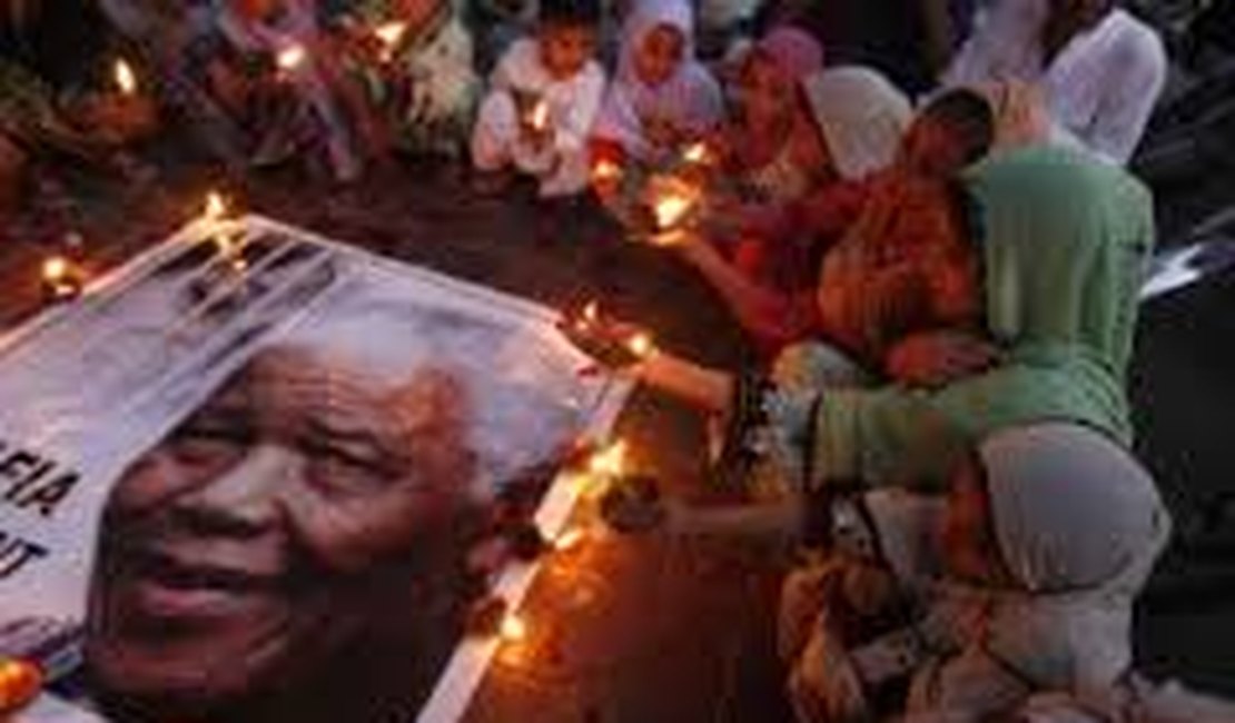 Corpo de Mandela chega ao vilarejo de Qunu, onde será enterrado neste domingo