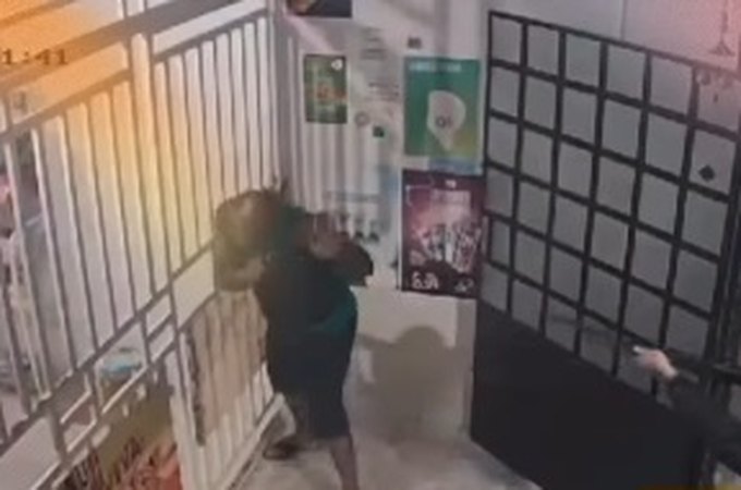 Vídeo. Homem é executado a tiros na porta de depósito de bebidas em Penedo