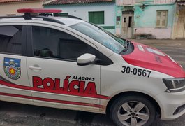 Funcionária de posto de combustíveis é empurrada pelo ex-marido no local de trabalho em Arapiraca; homem também quebrou celulares da vítima