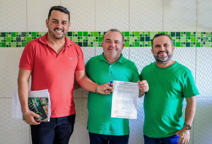 Bastinho assina termo de compromisso com Sinteal e professores da rede municipal de Taquarana