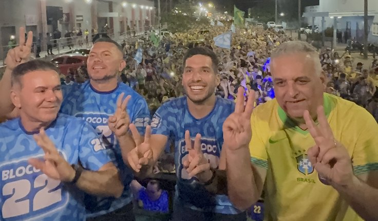 Alfredo Gaspar e André Fernandes arrastam multidão em Caucaia, no Ceará, durante o Bloquinho do 22