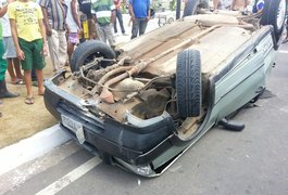 Jovem perde o controle do carro e capota no Bosque das Arapiracas