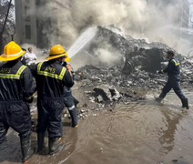 Avião que ia para a Inglaterra cai com 242 pessoas a bordo na Índia