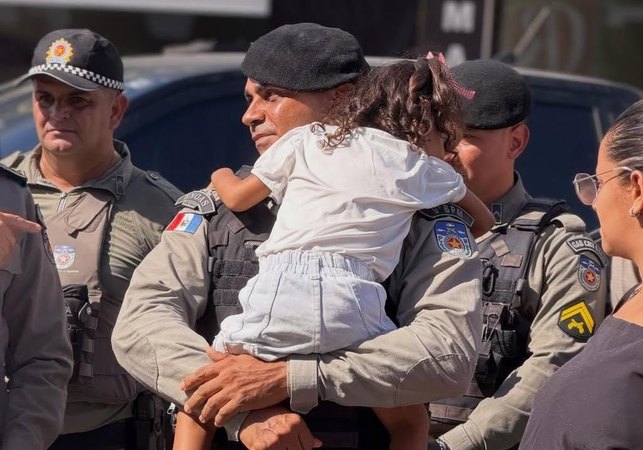 Soldado reencontra criança de 4 anos que salvou após queda de prédio em Delmiro Gouveia