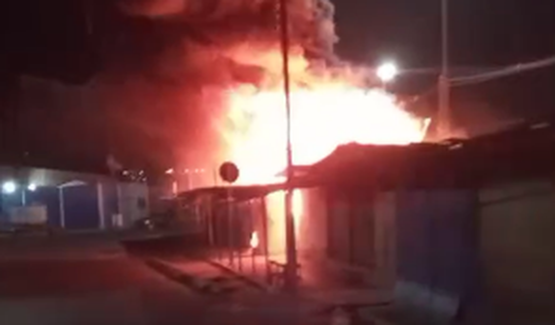 Cerca de 50 barracas são atingidas por incêndio no Mercado da Produção, em Maceió