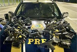 Casal com criança é preso com 28 armas de diferentes países escondidas em carro no Paraná