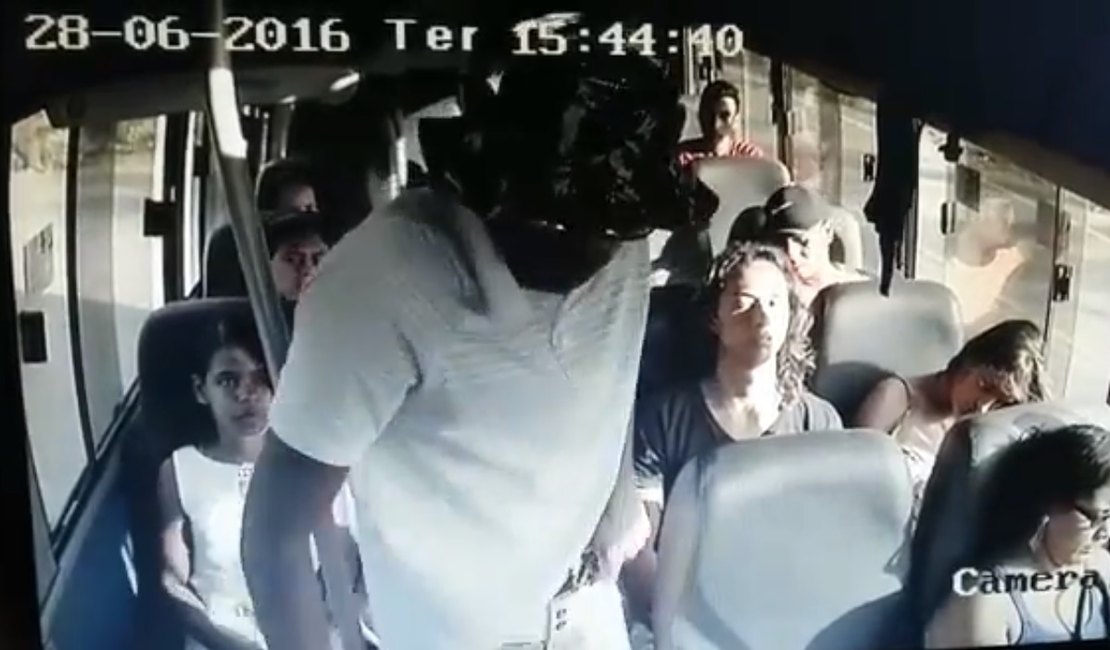 VÍDEO: Passageiros de transporte complementar são assaltados em Porto de Pedras