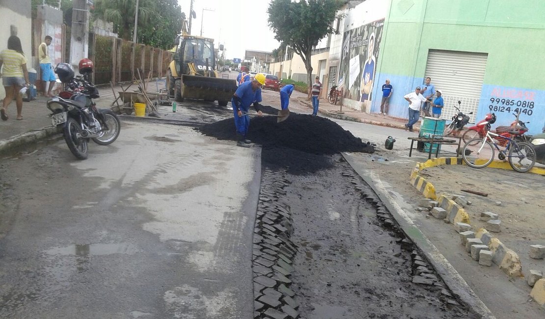 Prefeitura mantém pavimentação e intensifica fechamento de buracos em Arapiraca