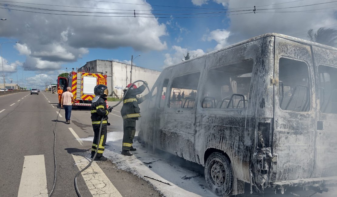 Vídeo. Van que transportava alunos pega fogo na AL-110, em Arapiraca