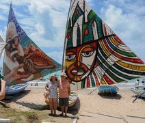 Jangadas do Projeto Velas Artes navegam na enseada de Pajuçara