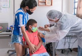 Alunos de escola são vacinados após morte de criança, em Maceió