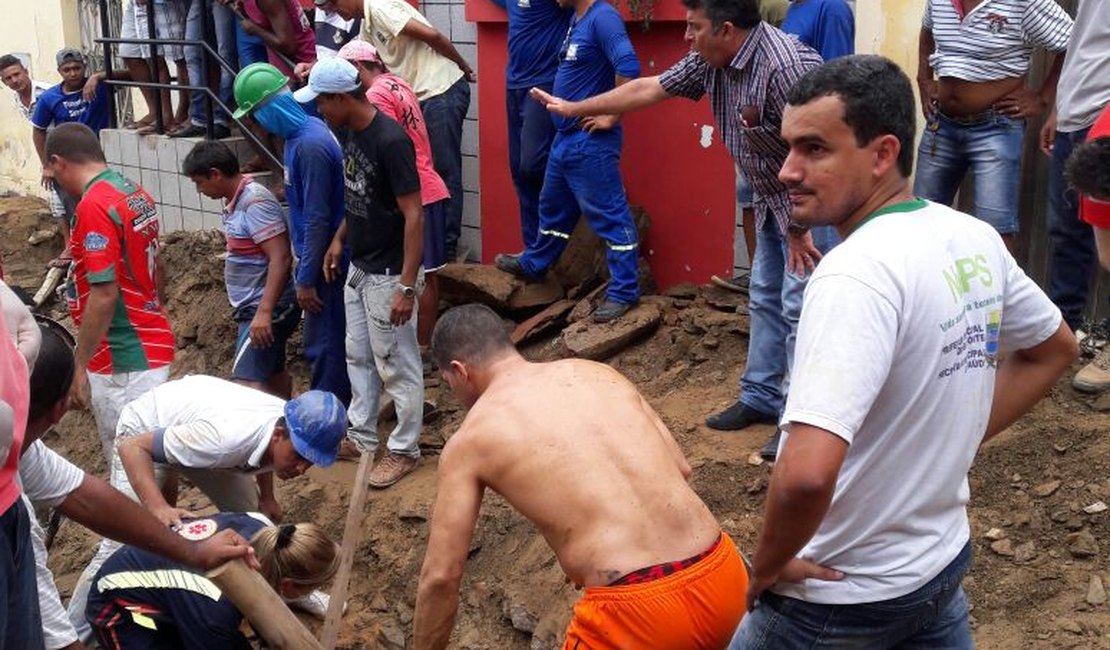 Estrutura desaba e quatro pessoas ficam soterradas em Belo Monte