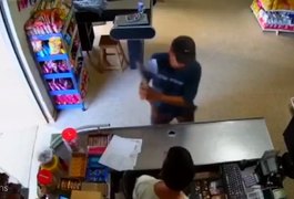 Vídeo. Homem pede para trocar dinheiro e assalta mercado com machado na Bahia