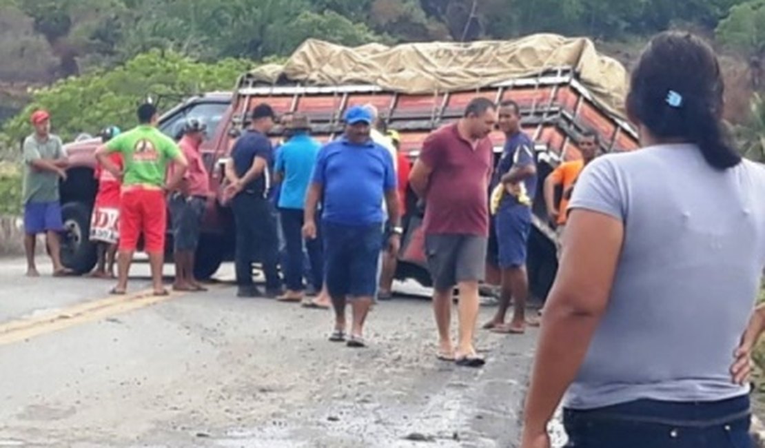 Caminhão bate em estrutura de ponte que liga os municípios de Satuba e Santa Luzia do Norte