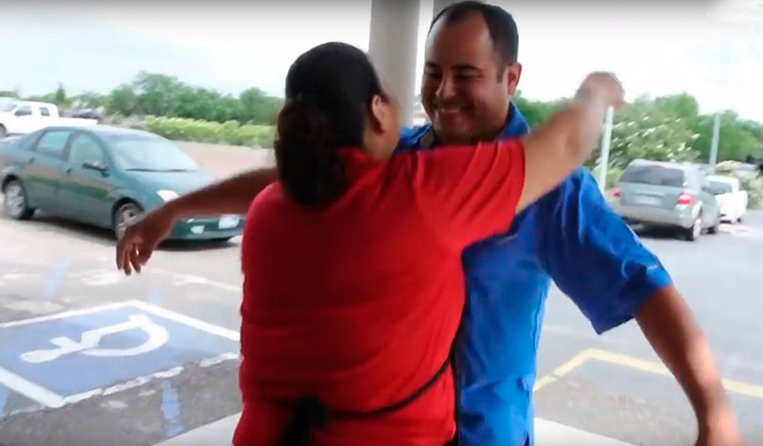 [Vídeo] Patrão dá carro para cozinheira que se atrasava para o trabalho