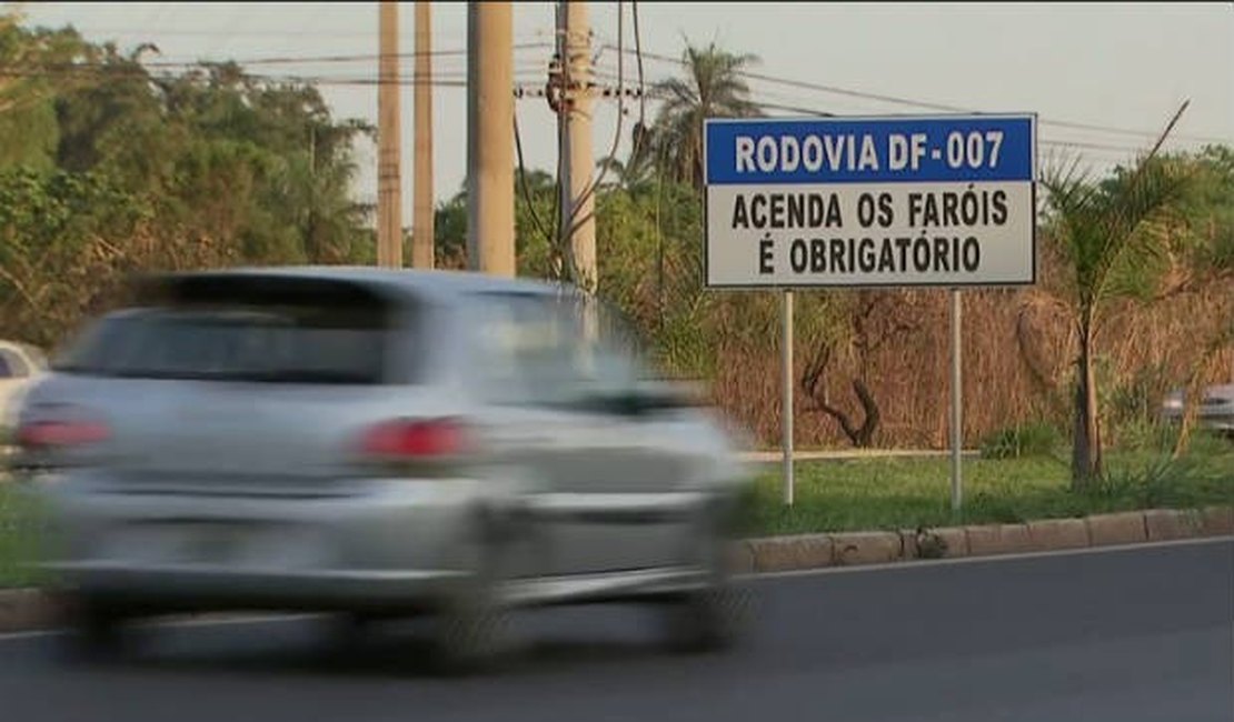 Justiça libera aplicação de multas por farol desligado em rodovia sinalizada