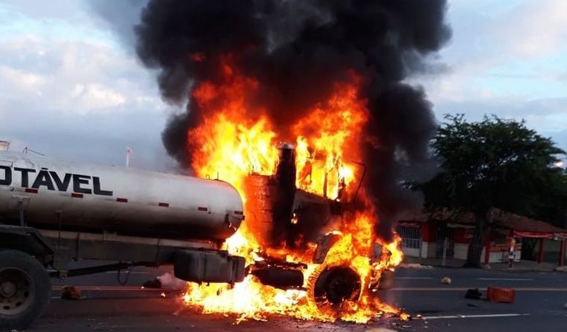 Vídeo: Acidente entre caminhão-pipa e moto deixa motociclista morto em Olivença