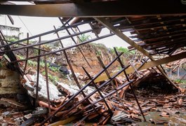 Temporal deixa ruas alagadas e derruba telhado de imóvel em Palmeira dos Índios