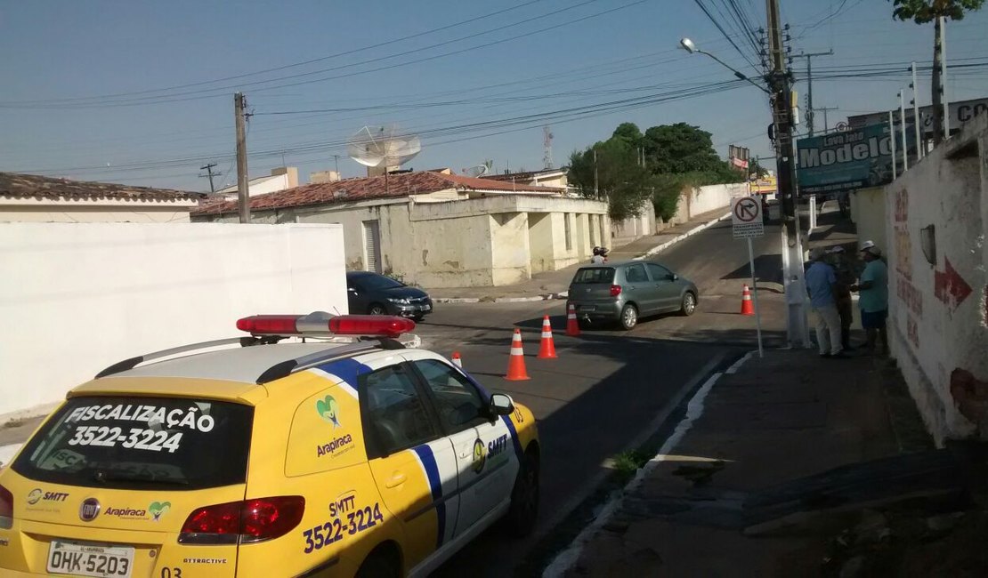 Condutor avança preferencial e colide com outro veículo em Arapiraca