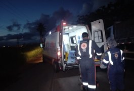 Vídeo. Motociclista fica ferido após perder o controle do veículo e cair em buraco na zona rural de Arapiraca
