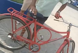 Vídeo. Criminoso furta bicicleta de idoso, devolve quilômetros depois, pede desculpa e sai andando, em Arapiraca