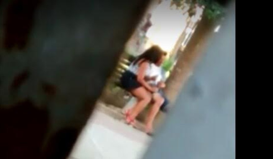 Vídeo: Casal é flagrado em ato libidinoso em praça de Arapiraca