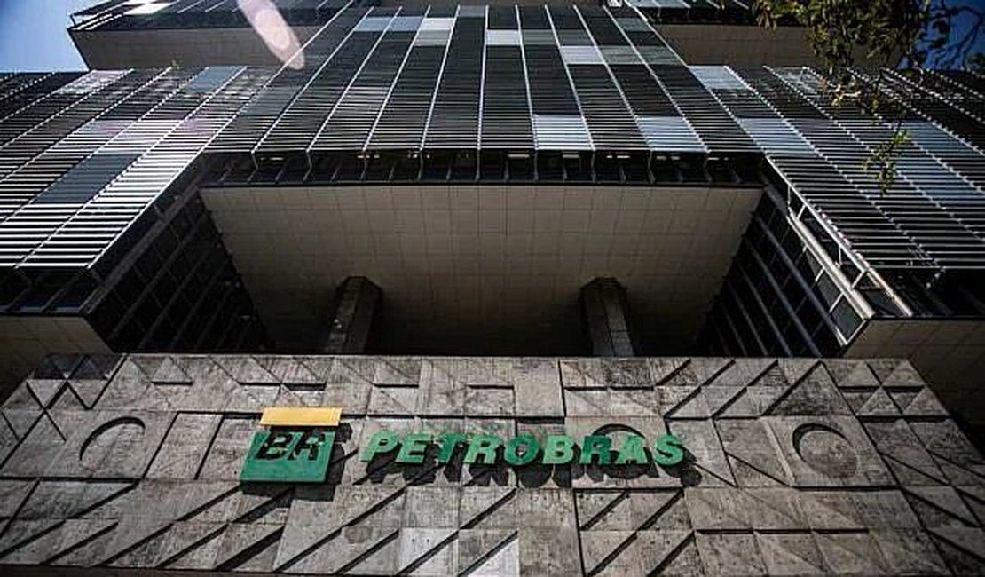Petrobras reduz preço da gasolina em 4,66% para distribuidoras