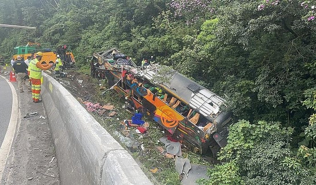 Acidente com ônibus na BR-376 no Paraná deixa 19 mortos e 33 feridos, diz PM