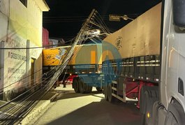 Carreta bitrem derruba poste de energia elétrica no Centro de Arapiraca
