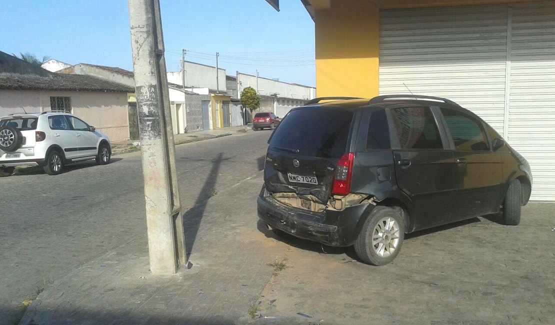 Dois veículos se envolvem em acidente, após motorista tentar livrar gato