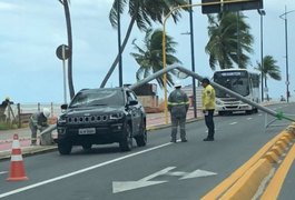 Ventania derruba poste em cima de carro parado na orla de Maceió