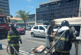 Kombi carregada com mantimentos pega fogo em avenida e assusta população, em Maceió